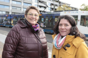Kursleiterinnen Birgit Gansfort-Walkusch (l.) und Tanja Krüger bilden die Mobiliätsassistenten aus.